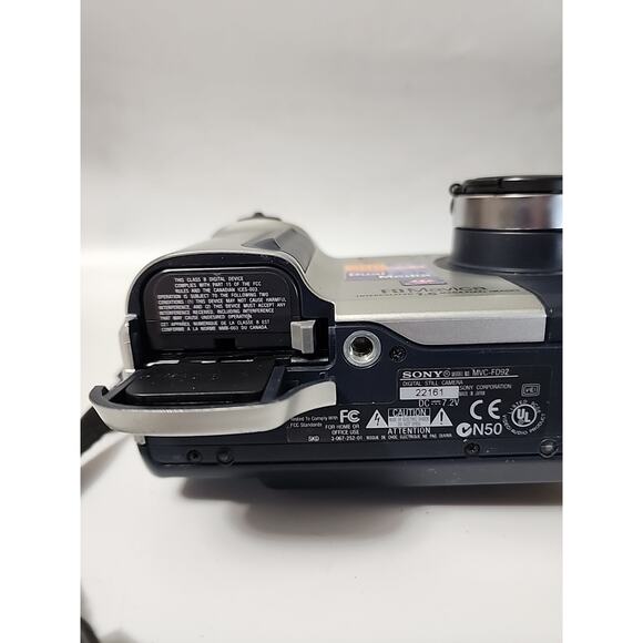 Sony FD Mavica Interpolated 1.6 Megapixel Images Digital Camera Battery & Strap - Picture 6 of 6